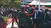 赞比亚首都正举行阅兵式，总统突然晕倒 身旁官员保镖上前搀扶