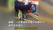 老人带娃骑三轮下车库撞墙，2人受伤倒地，女子：老人说刹不住车