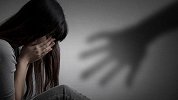 老婆与网恋男友开房遇险求救老公 老公报警：我老婆衣服被扒光
