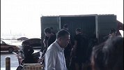 中国特产没少带？塞尔维亚男篮回国竟然用货车拉行李