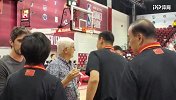 李楠巧遇前男篮主帅“银狐”哈里斯 与昔日恩师相谈甚欢