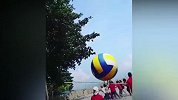 轻松一刻！你绝对没见过这场面 海滩超级大排球爆笑来袭