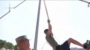 兵哥哥64分钟606个单杠卷身上，4次夺冠破纪录变单杠兵王：要当尖兵