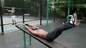 生活-健身牛人惊人的腹部锻炼