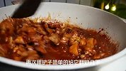 炖鸡肉有人焯水有人直接下锅炒，到底怎么做？一个视频告诉你