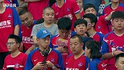 鲁能球迷远征军气氛融洽 球员通道裁判认真检查球员装备