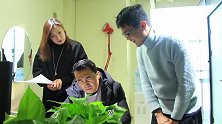 小伙去面试，不一会就把老板的手机骗走，真是太有才了