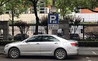 路边停车不到半小时，被收18元停车费，车主直接拒绝并告知媒体