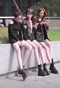 街拍美女时尚达人，美女们街边坐着秀出大长腿太美了