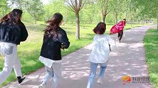 真人游戏，大圣被三女生欺负，不料变身孙悟空版伍六七反败为胜