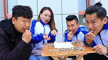学生比赛剥瓜子，剥的多就不用写作业，没想是老师的套路