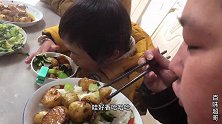 中午吃个红烧小土豆，炖得又软又烂，父女俩一口一个，非常好吃！