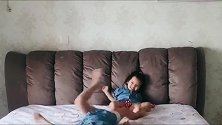 妈妈偷拍到三岁半哥哥和一岁半妹妹在床上的瞬间，玩的太开心