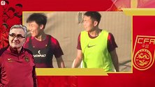 国足训练日志：塞尔吉尼奥接受队友欢迎仪式