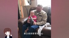 老爸在客厅做俯卧撑，不料被宝宝撞见了，接下来宝宝的动作太逗了