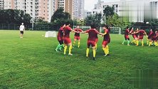 女足姑娘发明无懈可击新战术 8人连续配合传进大门