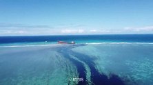 航拍毛里求斯货轮燃油泄漏事故 直升飞机向无人机及其下方飞行