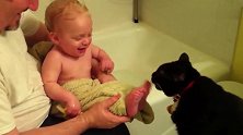 宝宝刚洗完澡猫咪就来舔脚心，宝宝痒的立马大笑不止求放过