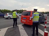 交警提醒：汽车亮窗行动开始，被抓到的司机扣3分，对谁都一样
