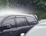 印度尼西亚：一停车场发生“超局部化降雨” 雨只下在一辆车上