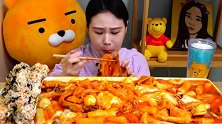 韩国弗朗西斯卡吃最辣芝士炒年糕，配海苔饭团，好吃！