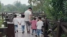 四胞胎宝爸牵着四个娃，这就是他背后的动力，太苦也要撑着