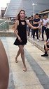 美女在大马路上压一字马，看来粉丝不少啊