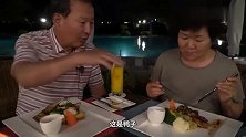 兴森一家吃羊腿鸭肉，这么多的美食，看着就很可口
