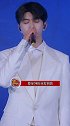 粉丝发明的“三指抢票法”，同时按“观影人 ”、“同意政策”、“提交”三个按键，粉丝们为了抢到票也是煞费苦心啊