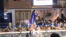 安又琪跑商演，零下几度穿短裙声音发抖，台下十几个观众还玩手机