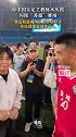 水庆霞闪现“苏超”赛场 赛后和盐城队长亲切交谈