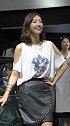 笑容灿烂可爱的车模姑娘，真是难以忘怀，好想跟她要联系方式