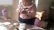 小萌娃会包饺子了，真懂事！