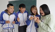 吸管还能怎么用？学生们用吸管做出各色小花花，好看极了！