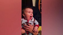 爸爸拿瑜伽球跟孩子玩，女宝宝还很配合，这也太逗了吧！