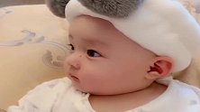 宝宝正在睡觉，突然一机灵睁开了眼睛，最后的一幕太可爱了