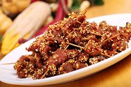 自制牙签肉颗粒小，入味好，外酥里嫩，裹着芝麻的香气，一口一个