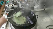 刚从技校毕业就来酒店应聘厨师，炒盘豆角捞粉，大家看看能不能行