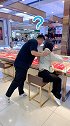 陪老婆来买金镯子，竟然发生这种尴尬情况，我该怎么回去啊？