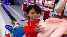 小姑娘去玩娃娃机，接下来的一幕，网友：这技术真是自愧不如！