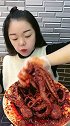 爱吃爆辣的宝宝们有口福了，这小姐姐也太拼了