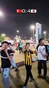 沙特球迷在场外怪叫嘲讽中国球迷 比0-4手势