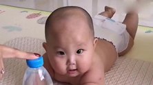 小宝宝学习趴着，接下来的动作把人都萌化了，宝宝也咯咯笑不停