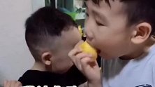 博哥幼儿园没吃饱回家吃东西被王奕博吐槽，妈妈还吐槽博哥吃相！