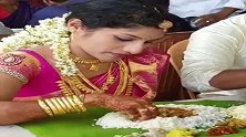 印度的新娘，看美女的这吃相，一定是结婚的时候饿着了！
