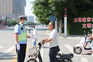 忘记戴头盔被交警罚款，农民反问：那为啥你骑摩托车不戴头盔