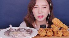 小姐姐吃生章鱼搭配炸鸡腿和芝士酱，感觉比单吃更好吃呀