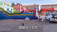 3岁儿子蹦蹦床上偶遇可爱小妹妹，目不转睛盯着看，要带回家吗
