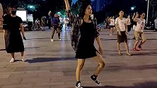 最具女人味的御姐领跳广场舞，洒脱的舞姿笑起来真好看