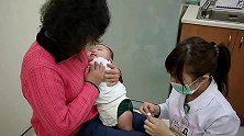 奶奶和四个月的孙子打针，在奶奶的鼓励下，孙子只哭了两声！